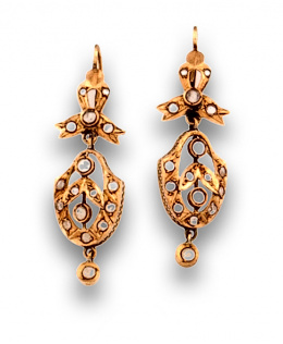 17.  Pendientes largos s XIX con zafiros blancos , lazo y forma de cartela colgante.