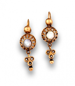 21.  Pendientes largos s.XIX con centro de madreperla y trébol de zafiros blancos colgante.