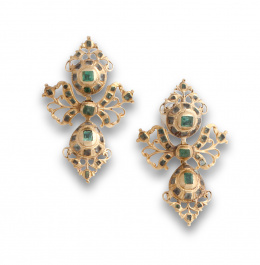 587.  Pendientes populares de esmeraldas s XVIII de tres cuerpos : botón ,lazo y perilla con remate con puntilla en V. Punzonados.