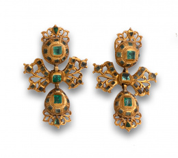 4.  Pendientes populares s.XVIII de esmeraldas, con tres cuerpos:Botón, lazo y perilla inferior.