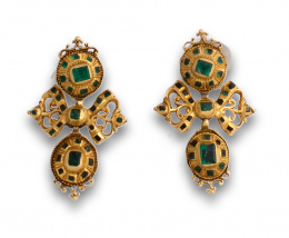 5.  Pendientes populares s.XVIII de esmeraldas, con  tres cuerpos, el central de lazo y botón superior e inferior.