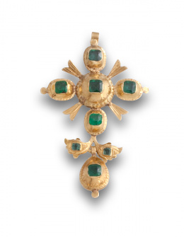 590.  Cruz colgante de esmeraldas s.XVIII con perilla inferior