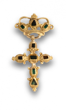 6.  Colgante Cruz de esmeraldas s.XVIII que pende de pieza en forma de corona.