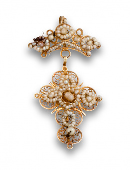 12.  Colgante s.XVIII con dos cuerpos de corona y cruz, en filigrana de oro con perlas de aljófar