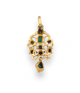 562.  Colgante s.XVIII de esmeraldas  con formas vegetales y perilla colgante.