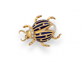 121.  Broche escarabajo con perla,esmalte azul, brillantes y ojos de esmeralda .