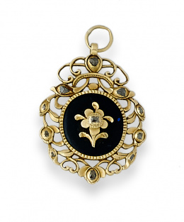 23.  Colgante s.XIX con diamantes en flor central sobre fondo de esmalte azul oscuro y con marco calado en formas vegetales y diamantes.