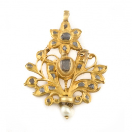 2.  Colgante s.XIX con flor y motivos vegetales de diamantes talla tabla y perla fina colgante en oro de 18K con anverso grabado.