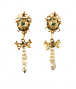 3.  Pendientes largos S.XVIII-XIX con botones de esmeraldas de los que penden lazos de esmeraldas y línea de perlas barrocas