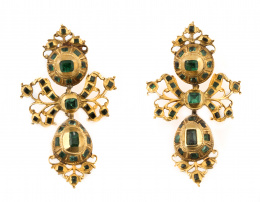 2.  Pendientes populares S. XVIII - XIX con botón, lazo y perilla de esmeraldas colgante