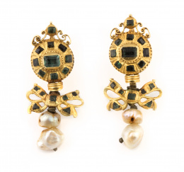 5.  Pendientes S. XVIII-XIX con botón y lazo de esmeraldas y dos perlas de aljófar colgantes