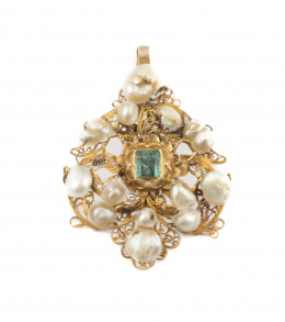 6.  Colgante  popular S.XIX en filigrana oro de 18K.,con esmeralda central y perlas de aljófar