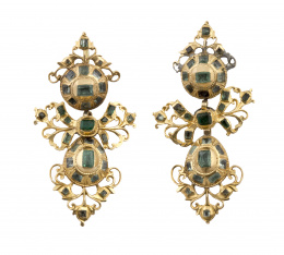 1.  Pendientes populares de esmeraldas S. XVIII - XIX con botón, lazo y perilla colgante