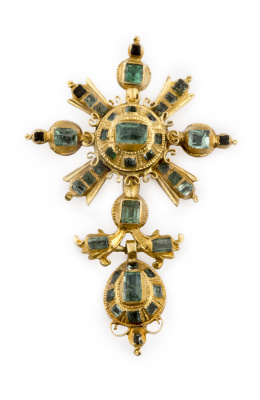 1.  Colgante popular de esmeraldas s.XVIII-XIX con botón orlado de rayos, lazo y perilla colgante