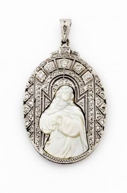 90.  Medalla colgante Art-Decó con Virgen de nácar en marco oval cuajado de diamantes, y brillantes de talla antigua en decoración geométrica calada