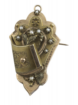 27.  Broche colgante S. XIX en forma de escudo, con diversas formas geométricas y a modo de banda aplicadas con perlitas 