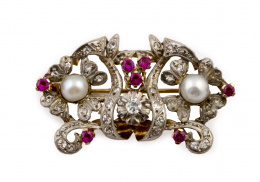 25.  Broche años 30 con perlas, zafiros blancos y rubíes sintéticos con diseño de formas vegetales