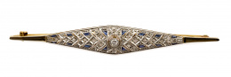 93.  Broche Art-Decó en forma de rombo estilizado con diamantes, zafiros calibrados y un brillante en chatón central