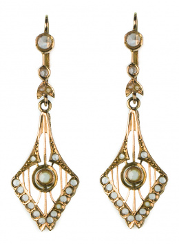 18.  Pendientes largos de pp. S. XX con zafiros blancos en diseño punta de flecha
