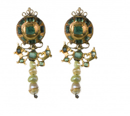 2.  Pendientes populares S. XVIII-XIX con botón de esmeraldas y perlas de aljófar colgantes