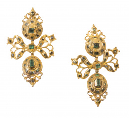 18.  Pendientes populares de esmeraldas S. XVIII-XIX  con botón, lazo y perilla colgante