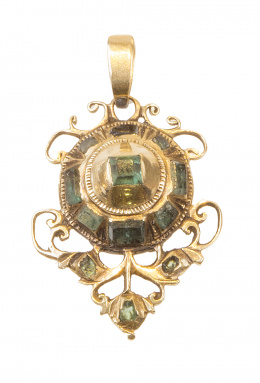 13.  Colgante botón de esmeraldas S. XVIII-XIX con adornos de filigrana alrededor
