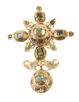 15.  Cruz colgante popular S. XVIII-XIX de esmeraldas con botón cruz y lágrima colgante de dos hojas