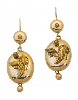 54.  Pendientes S. XIX con botón oval en oro con ramas aplicada adornadas con pequeñas perlitas que pende de botón circular