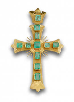 704.  Cruz de esmeraldas sobre brazos en forma de tronco en oro de 18K.