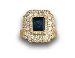 69.  Sortija con zafiro rectangular y tres orlas de brillantes en oro de 18k.