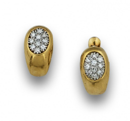 96.  Pendientes con óvalo de pavé de brillantes en montura de oro de 18K.