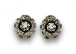 118.  Pendientes flor con brillante central y diamantes, en oro de bicolor de 18K.