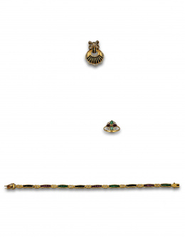 73.  Pulsera con bandas de esmeraldas,zafiros y rubíes calibrados entre parejas de brillantes.