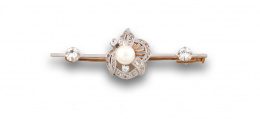 614.  Broche con perla cultivada  zafiros blancos  en oro de 18K con frente de oro blanco