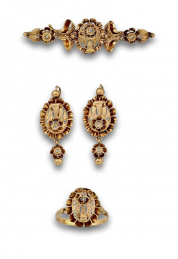 8.  Conjunto de pendientes,broche y anillo en oro de 18K y zafiros blancos. Pps s XX.