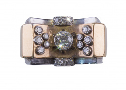 113.  Sortija chevalière años 40 de brillantes, en montura de oro rosa de 18K y platino combinados