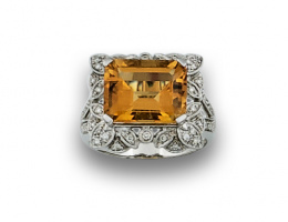 558.  Sortija con citrino rectangular y orla de hojas de brillantes en oro blanco de 18K.