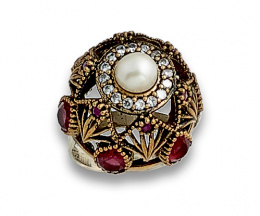 815.  Sortija de frente elevado en plata dorada con perla granates y circonitas.