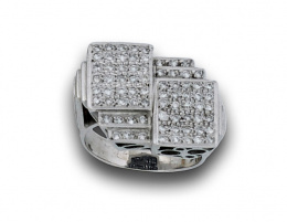 179.  Anillo estilo chevalière con brillantes en cuadrados escalonados en oro blanco de 18K.