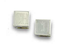 824.  Gemelos cuadrados Carolina Herrera en metal plateado. 