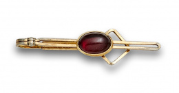 806.  Barra de corbata KREMENTZ años 40 con cabuchón oval de resina roja .