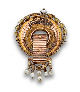 12.  Broche s.XIX en oro bicolor de 14k con círculo y banda adornados con guirnaldas y perlas.