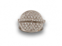 748.  Sortija círculo de pavé de brillantes con barra central  en oro blanco de 18K.