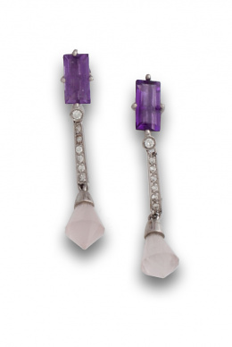 668.  Pendientes largos de amatistas de las que pende línea de brillantes y cuarzos rosas facetados.