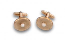 698.  Gemelos KREMENTZ con círculos de metal dorado grabado y símil perla central.