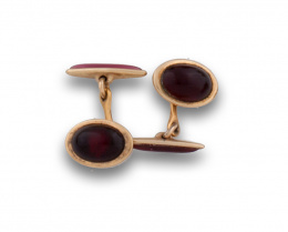 699.  Gemelos KREMENTZ con cabuchones ovales de resina roja en metal dorado.