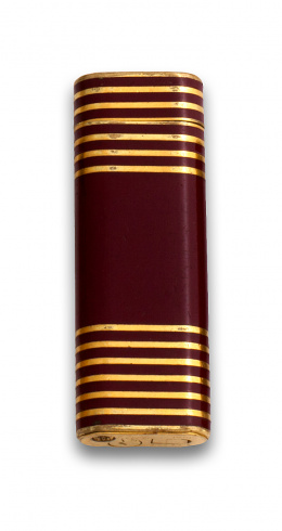 786.  Encendedor CARTIER en laca roja con bandas doradas sobre plaqué or.