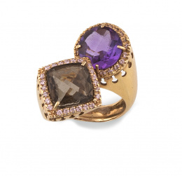 144.  Sortija con amatista y cuarzo ahumado orlados de zafiros rosas en oro amarillo de 18K