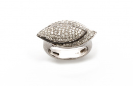 150.  Sortija con pavé de brillantes en doble forma ojival escalonada en oro blanco de 18K.