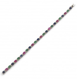 168.  Pulsera de zafiros, rubíes y esmeraldas de talla oval entre parejas de brillantes. En oro blanco de 18K.